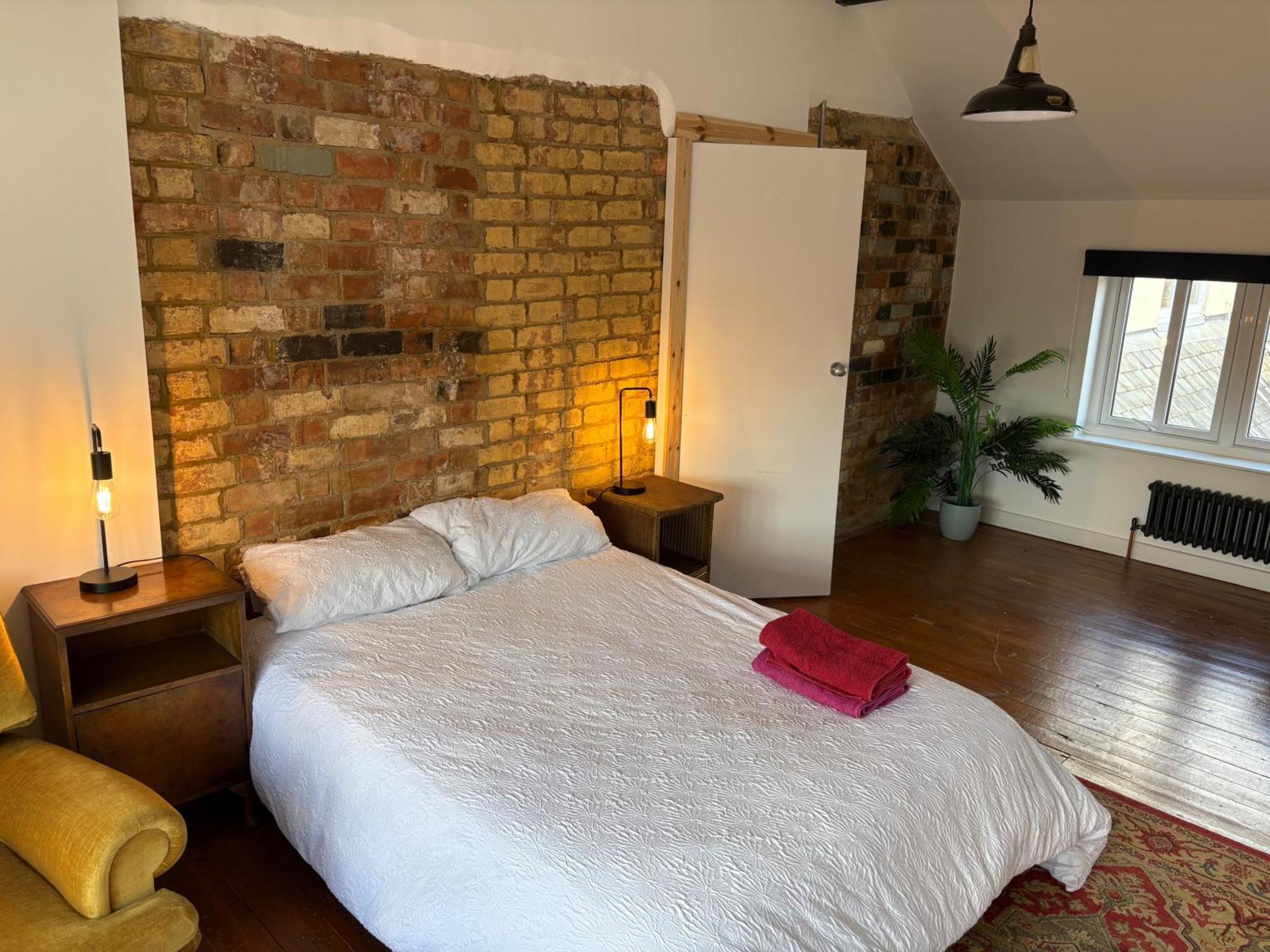 Oasis - 4 Bedroom House * Northampton